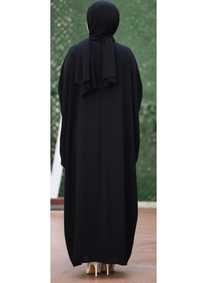 عباية سوداء أنيقة بتطريز وخطوط حمراء طولية – تصميم محتشم واسع بأكمام فلو ستايل عصري مناسب للمناسبات والخروجات اليومية الراقية ضيفي لنفسك لمسة جذابه و رائعه كود 4035 - Image 2